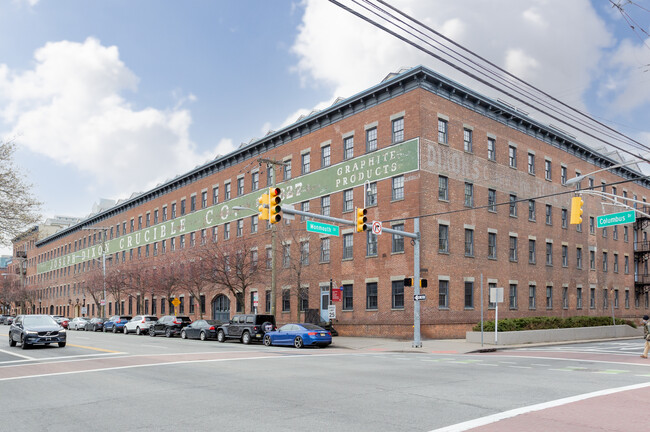 227 Christopher Columbus Dr in Jersey City, NJ - Building Photo - Building Photo