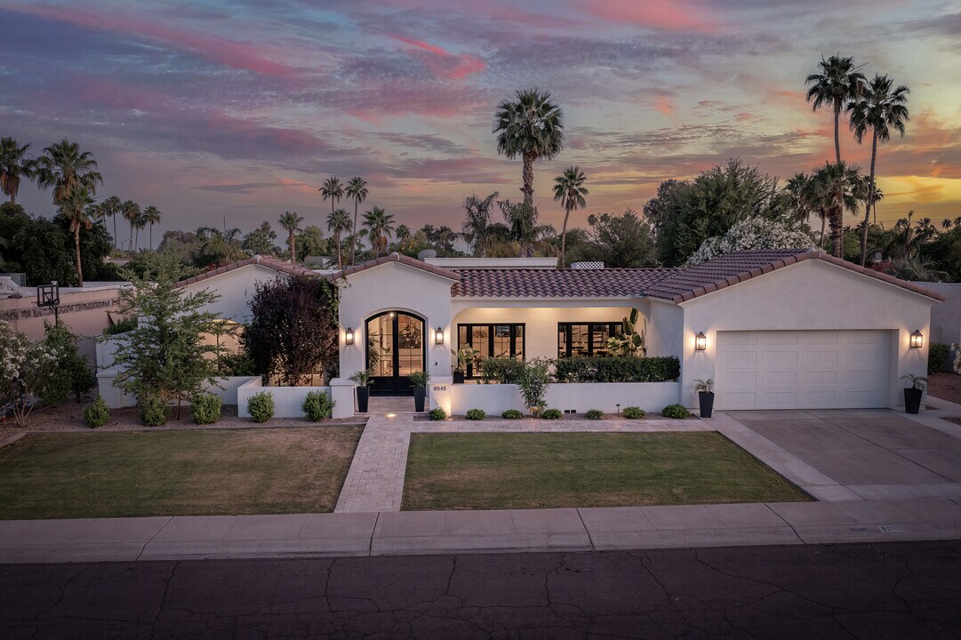 8045 E Del Caverna Dr in Scottsdale, AZ - Building Photo