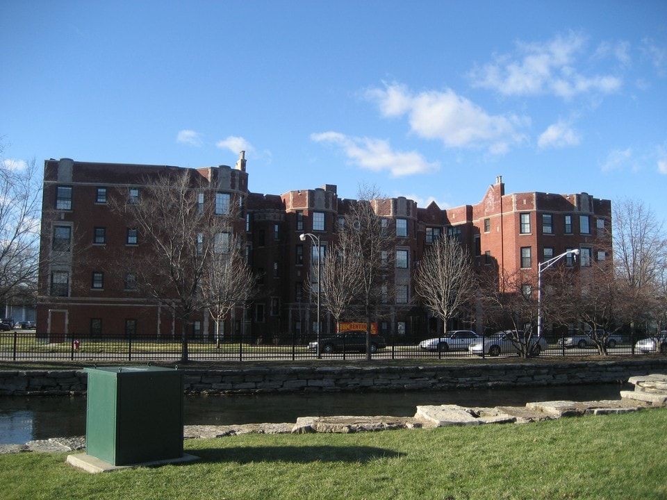 462-472 W Winneconna Pky in Chicago, IL - Building Photo