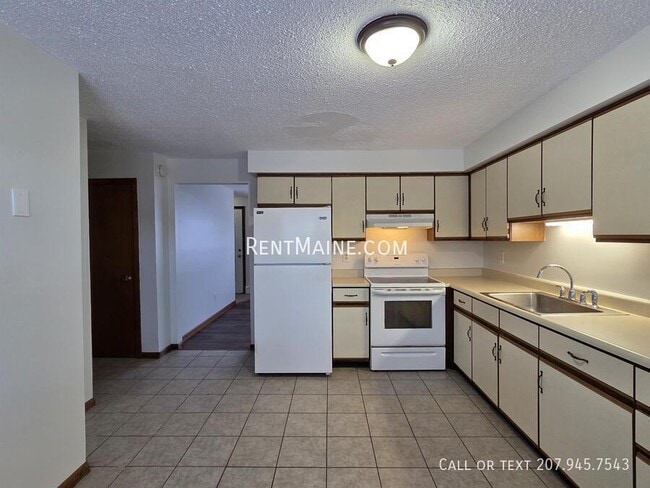 2 Hartley St in Lewiston, ME - Foto de edificio - Building Photo