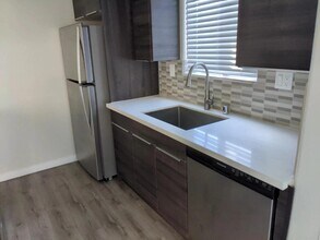 520 N Virgil Ave in Los Angeles, CA - Building Photo - Building Photo