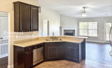 648 Piney Woods Rd in Owens Cross Roads, AL - Foto de edificio - Building Photo