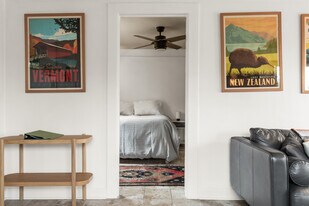 724 Robinson St in Los Angeles, CA - Building Photo