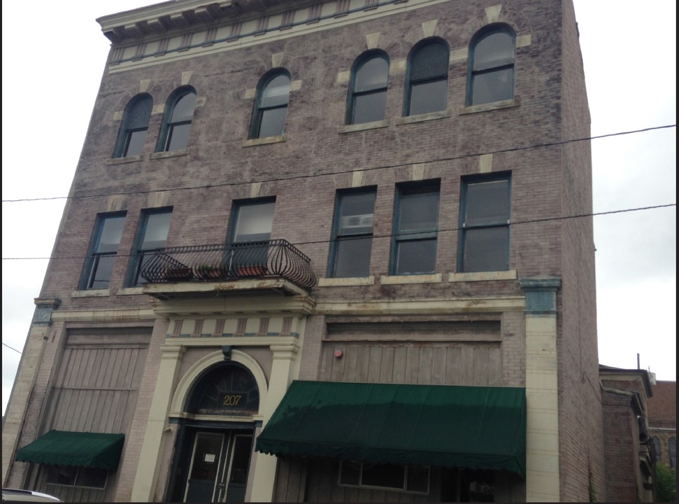 207 Main St in Irwin, PA - Building Photo