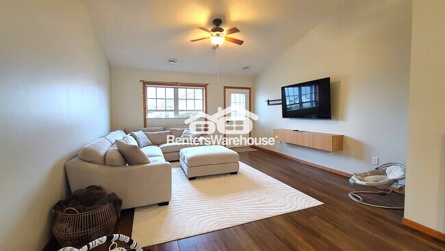 280 Cedar St in Baldwin, WI - Foto de edificio - Building Photo