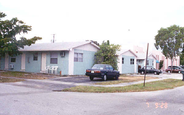 901 SW 10th St in Hallandale Beach, FL - Building Photo - Building Photo