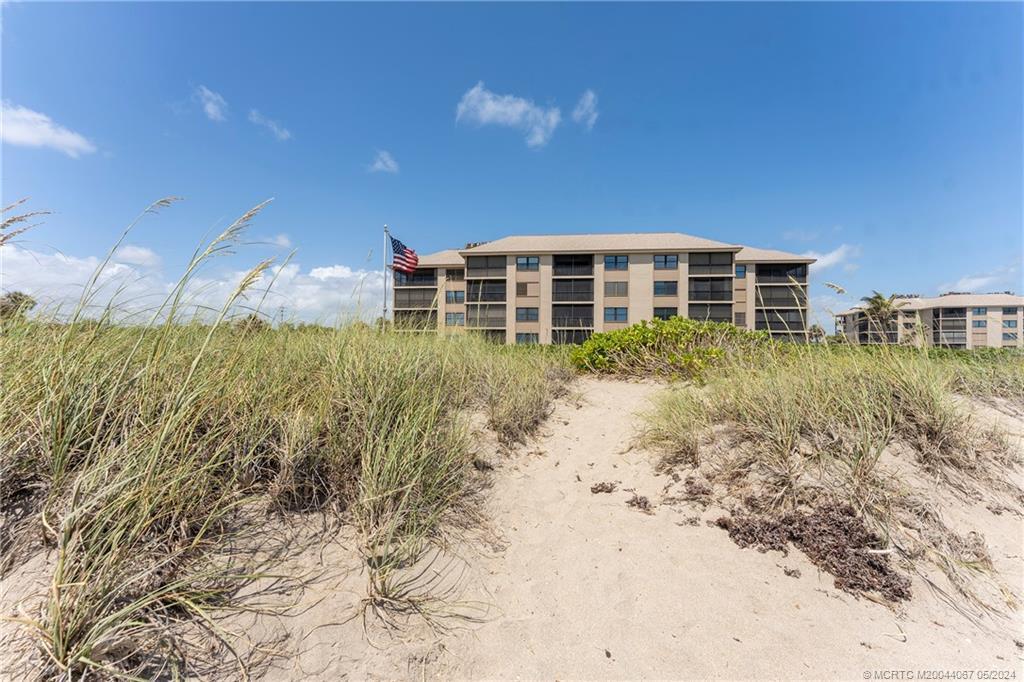 2571 NE Ocean Blvd in Stuart, FL - Building Photo