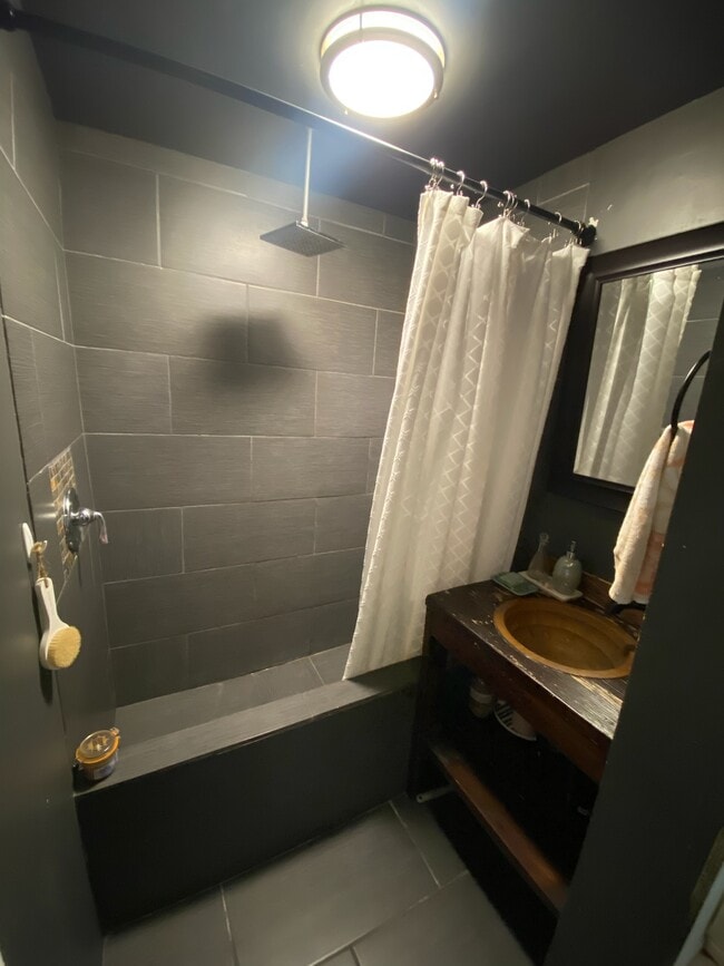 2512 Hollyridge Dr in Los Angeles, CA - Building Photo - Building Photo