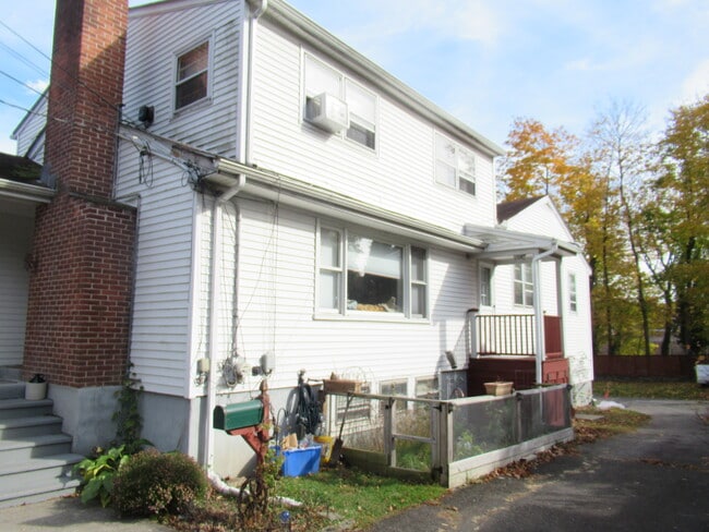 255 Fairfield Woods Rd, Unit 2 in Fairfield, CT - Foto de edificio - Building Photo