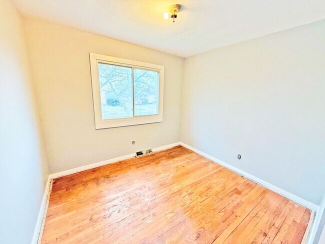 4905 Donovan Dr in Garfield Heights, OH - Building Photo - Building Photo