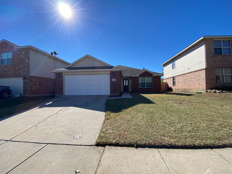 6229 Hereford Dr in Fort Worth, TX - Foto de edificio