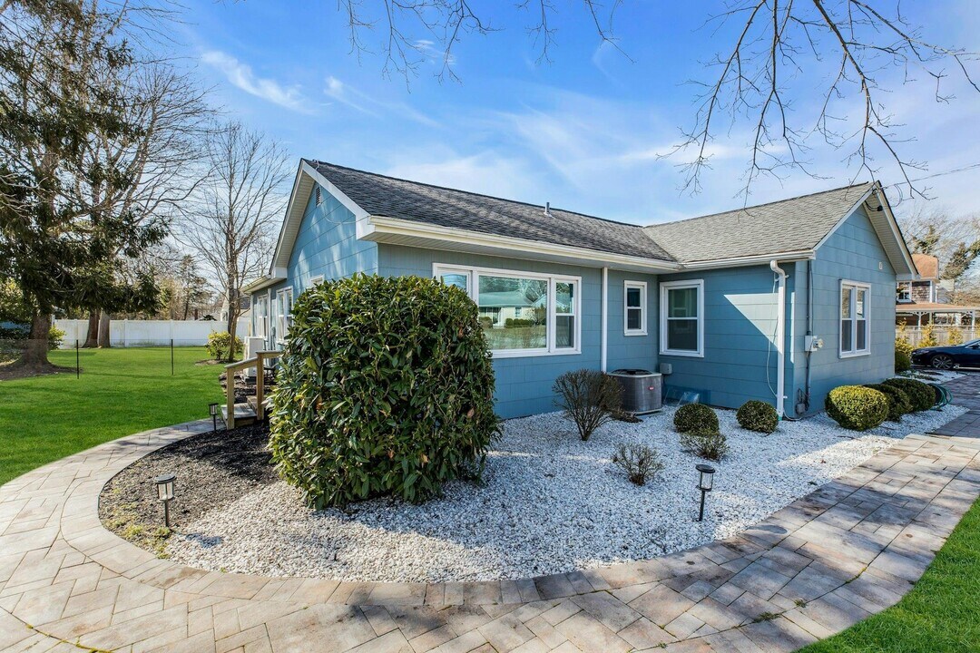 13 Argonne Rd W in Hampton Bays, NY - Building Photo