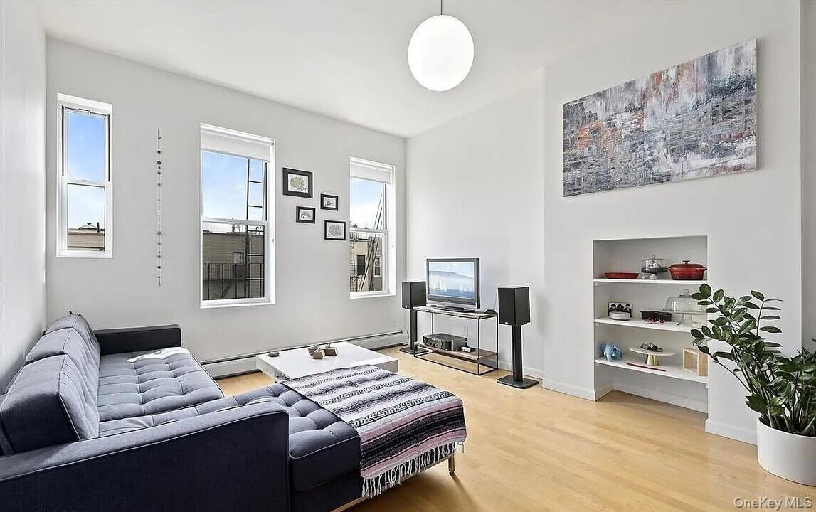 226 Stanhope St in Brooklyn, NY - Building Photo