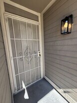 4670 Tracylynn Ln in Las Vegas, NV - Building Photo