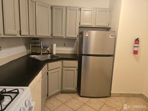 143 College Dr in Edison, NJ - Building Photo - Building Photo