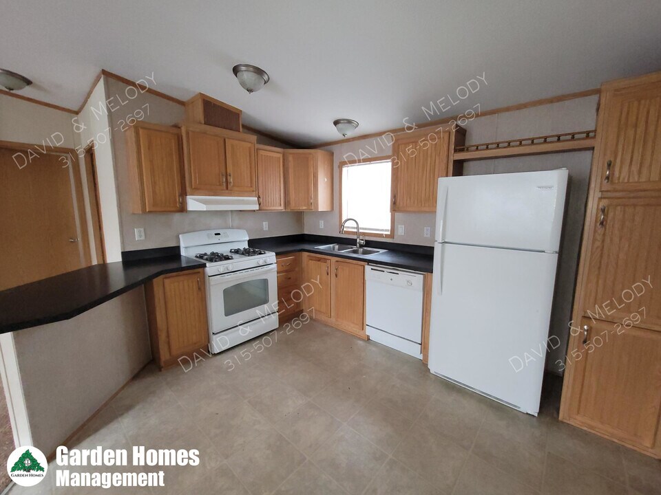 3843 Oneida St in New Hartford, NY - Building Photo