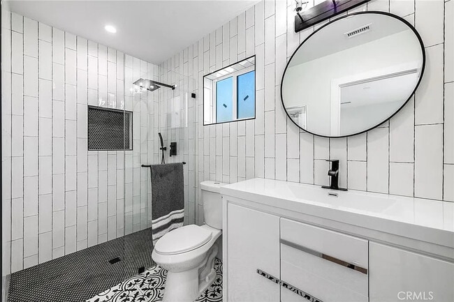 22919 Leonora Dr in Woodland Hills, CA - Building Photo - Building Photo