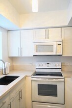 201 NW 7th St, Unit 403 in Miami, FL - Foto de edificio - Building Photo