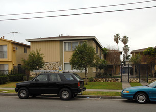 7337 Variel Ave in Canoga Park, CA - Building Photo - Building Photo