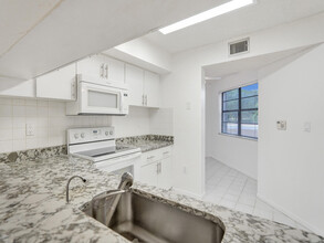 6670 Villa Sonrisa Dr-Unit -220 in Boca Raton, FL - Building Photo - Building Photo