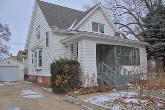 302 W Columbia Ave, Unit 1 in Champaign, IL - Building Photo - Building Photo