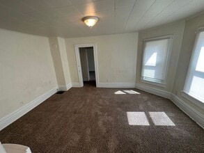 408 W Main St in Grove City, PA - Foto de edificio - Building Photo