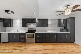 7188 Cypress Cove Rd in Jacksonville, FL - Building Photo - Building Photo