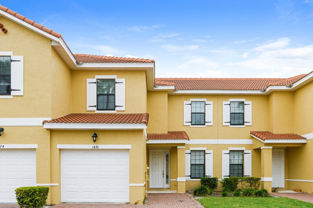 1470 Pacific Rd in Poinciana, FL - Foto de edificio