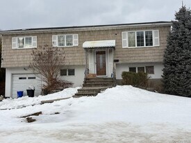 601 Old Country Rd in Deer Park, NY - Building Photo