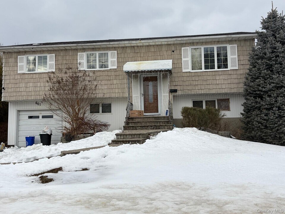 601 Old Country Rd in Deer Park, NY - Building Photo