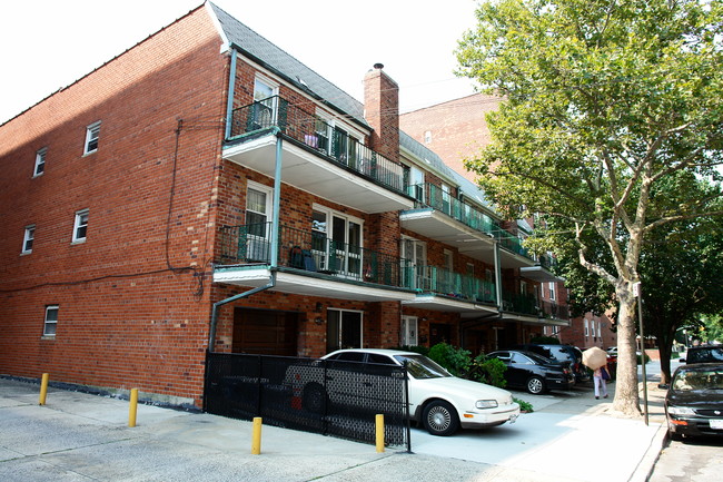 14428-14434 38th Ave in Flushing, NY - Foto de edificio - Building Photo