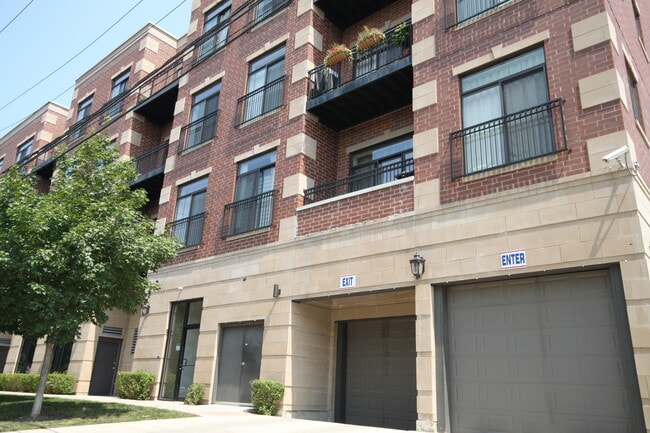 property at 4651 N Greenview Ave