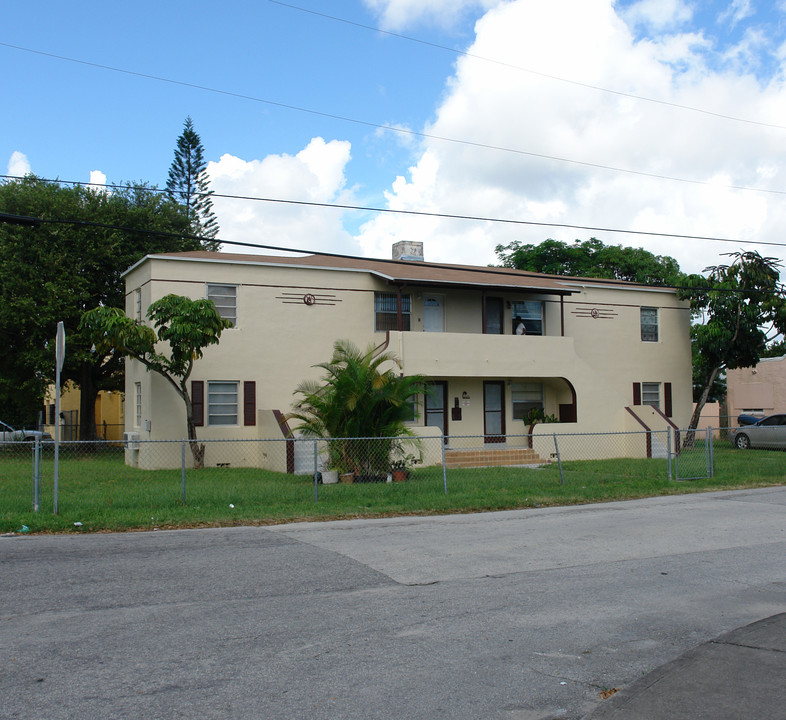 8270 NE 1st Pl in Miami, FL - Building Photo