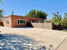 2433 Valencia Dr NE in Albuquerque, NM - Building Photo