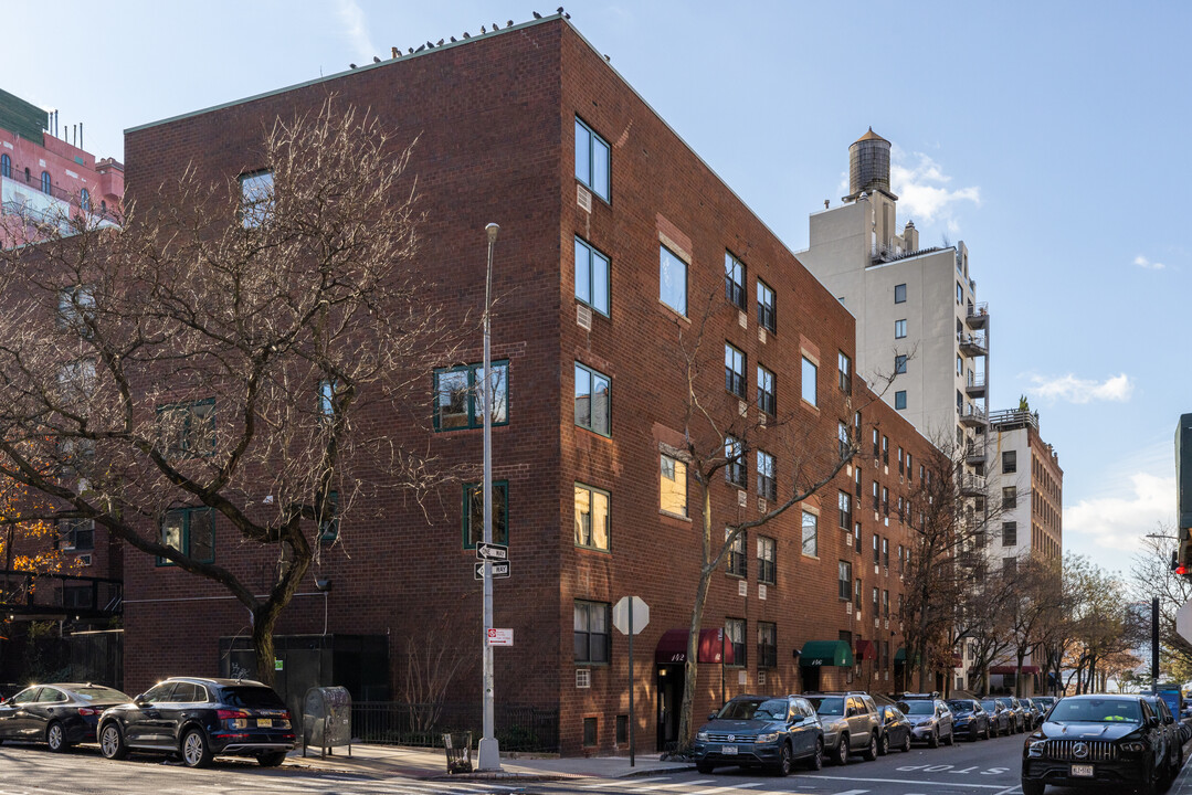 Riverbank in New York, NY - Building Photo