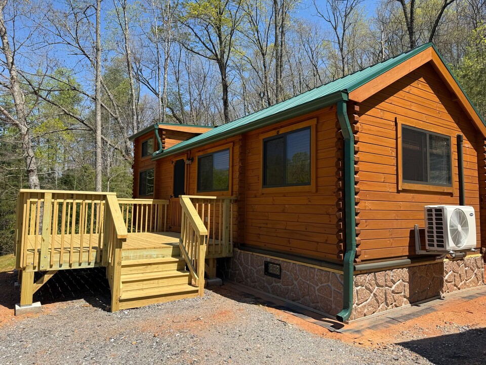2566 Downings Creek Rd in Hayesville, NC - Foto de edificio
