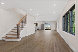 93 Park Ave in Harrison, NY - Foto de edificio - Building Photo