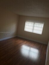 13920 Lake Placid Ct-Unit -B-15 in Hialeah, FL - Building Photo - Building Photo