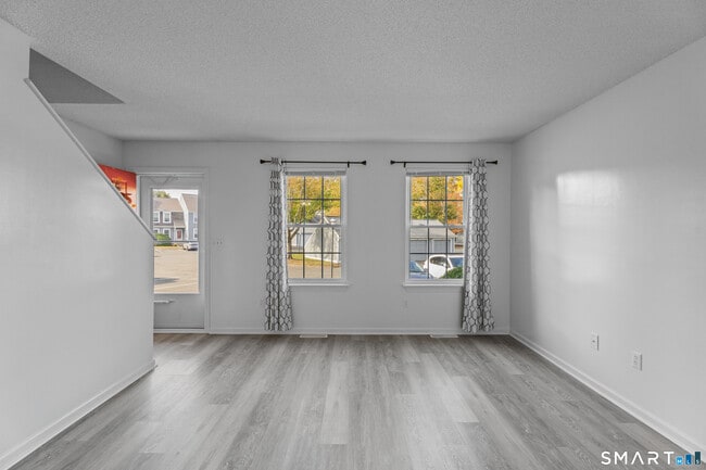 213 Oakland St in Manchester, CT - Building Photo - Building Photo