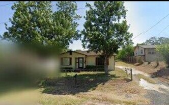 1206 1st St in Floresville, TX - Building Photo