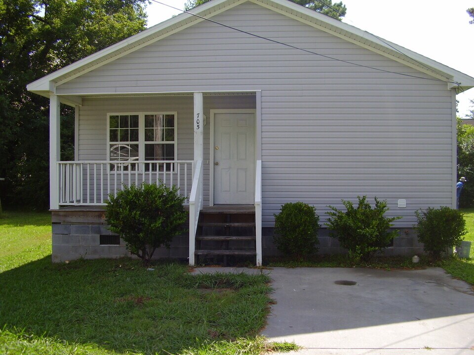 705 Adams St in Elizabeth City, NC - Building Photo