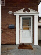 296 Phyllis St in London, ON - Building Photo - Building Photo