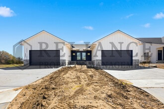 5243 N Pinecrest Ct in Bel Aire, KS - Building Photo - Building Photo