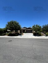 32176 Golden Eye Dr in Winchester, CA - Building Photo
