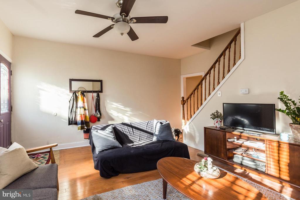 2532 Collins St in Philadelphia, PA - Building Photo