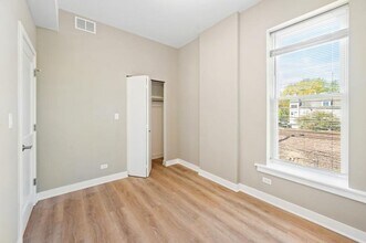 1756 W School St in Chicago, IL - Building Photo - Building Photo