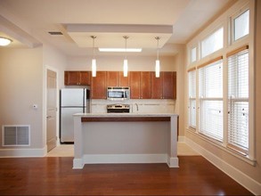 Hibernia Tower Apartments in New Orleans, LA - Building Photo - Building Photo