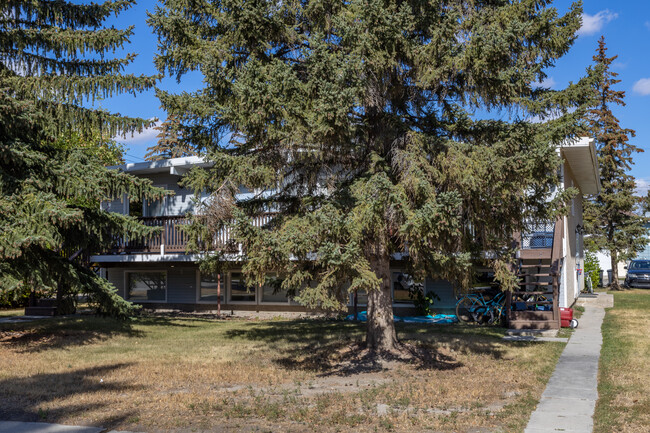 130 8 Av SW in High River, AB - Building Photo - Building Photo