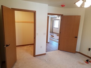 2421 Sessions St, Unit 6 in Eau Claire, WI - Foto de edificio - Building Photo