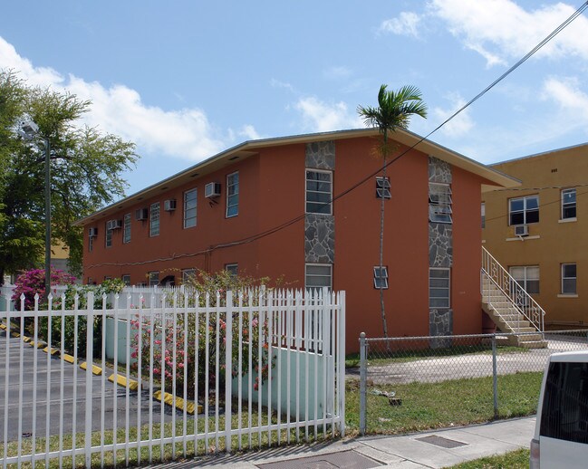 1544 SW 2nd St in Miami, FL - Building Photo - Building Photo